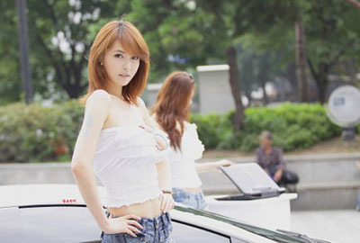 Mỹ nữ sành điệu bên Lamborghini