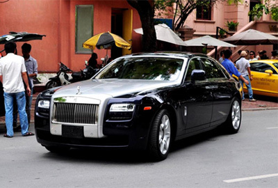 Jennifer Phạm đi cùng đoàn siêu xe Hà Nội