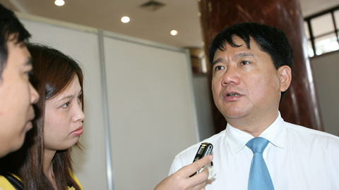 'Không phải thấy áo cô nào đẹp cũng mua ngay cho vợ'