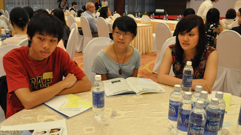 Tốn tiền tỷ mong con du học ngoan hơn