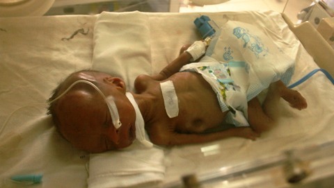 Bỏ rơi con trai 8 lạng ở bệnh viện