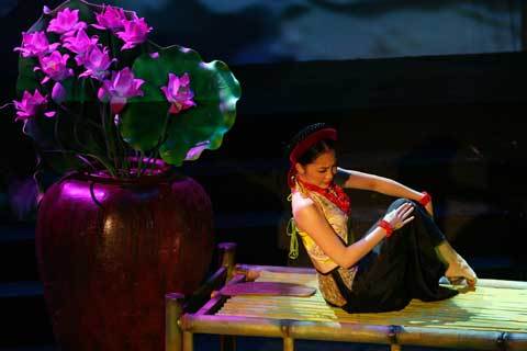 Linh Nga diện áo yếm làm gái Việt xưa