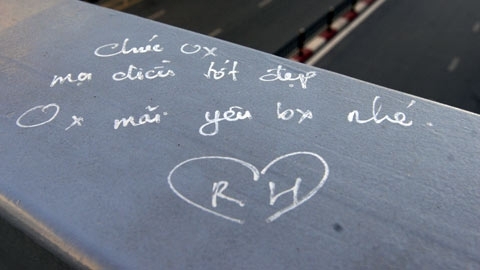 'Vấy bẩn' cầu bộ hành bằng lời thề yêu