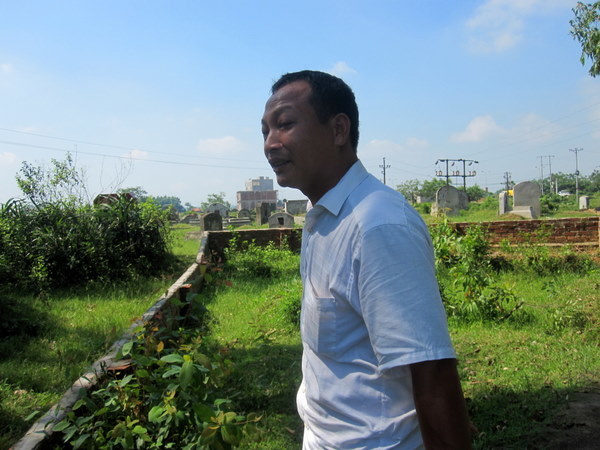 Bí thư thôn tiếp tay cò bán đất nghĩa địa