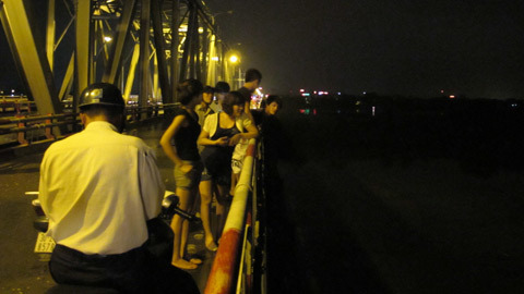 Nửa đêm lên cầu Chương Dương nhảy sông