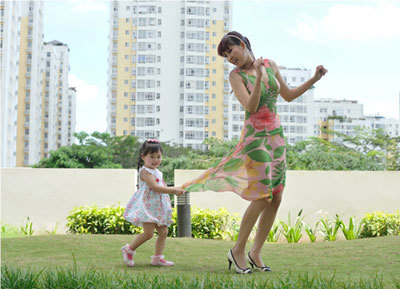 “Gái nhảy” Minh Thư xuất hiện cùng con gái sau khi ly hôn chồng trẻ