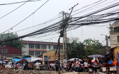 Hiểm nguy những cột điện “tạo dáng” trên phố