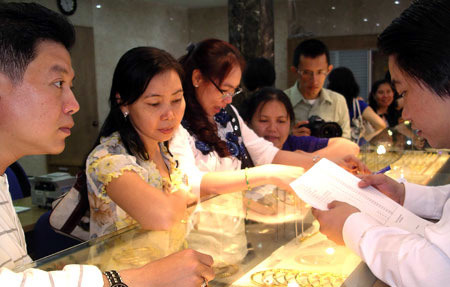Vàng hỗn loạn: Soi lỗi nhà quản lý