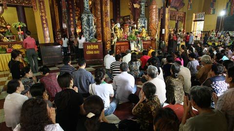 Chen chân lên chùa ngày lễ Vu Lan