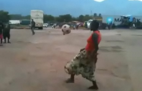 Một phụ nữ Tanzania làm xiếc với trái bóng