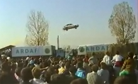 Trình diễn ô tô bay xa hơn 300 m