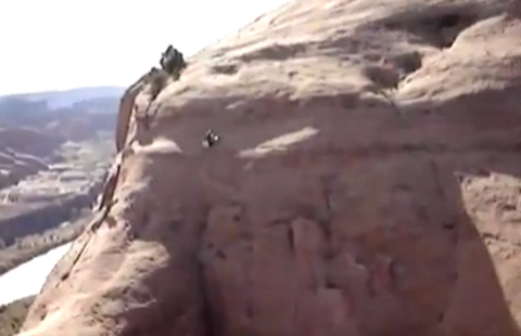 Thót tim màn đi mô-tô trên vách đá