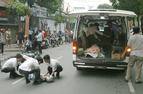 Sự hiếu kỳ đớn hèn trên đường phố