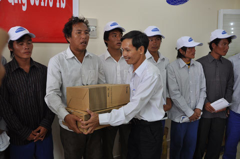 Gắn thiết bị định vị, máy liên lạc cho tàu cá