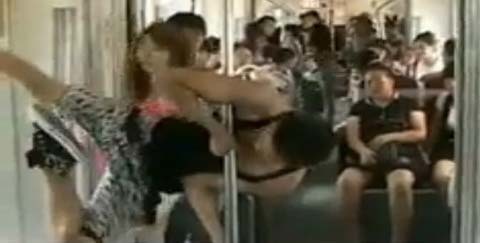 Múa cột sexy trên xe bus
