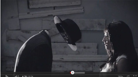 Cô bé 7 tuổi đặt cô đơn vào va-li