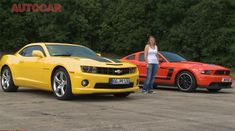 Xem Mustang Boss 302 và Chevrolet Camaro đua tốc độ