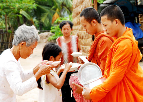Độc đáo nam sinh hành khất mùa báo hiếu