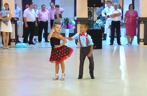 Màn nhảy quyến rũ của đôi vũ công 6 tuổi