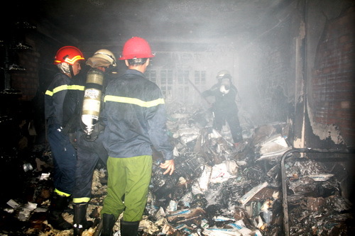 Cháy rụi tầng trệt công ty thiết bị y tế