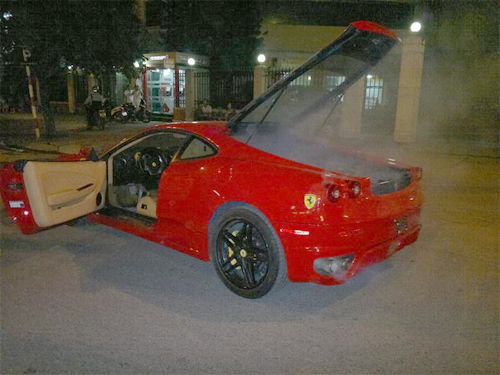 Siêu xe Ferrari bốc khói ngùn ngụt trên phố HN