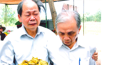 Tấm vải dù và hai lần bật khóc