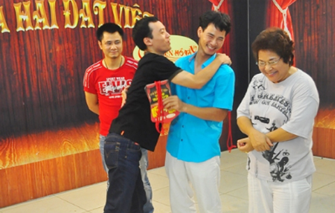 Xuân Bắc ngượng vì bị thí sinh nam... hôn