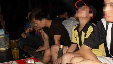 Nam sinh  'nâng cao sĩ diện' bằng...thuốc lào