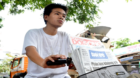Xúc động chàng trai bán báo dạo đậu 3 trường đại học
