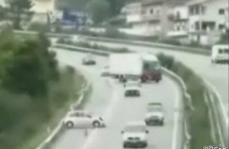 Lái xe ngủ gật, ô tô đánh võng trên đường