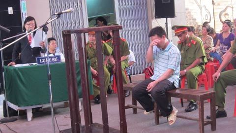 3 đứa trẻ bơ vơ và cuộc chiến giữa hai người mẹ