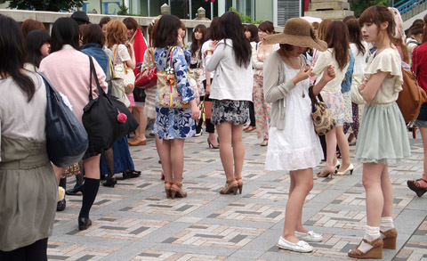 Nữ sinh Tokyo hoang mang vì bị giật nội y giữa phố