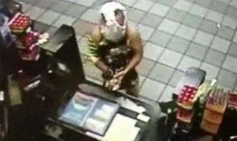 Đội quần lót để hóa trang đi cướp