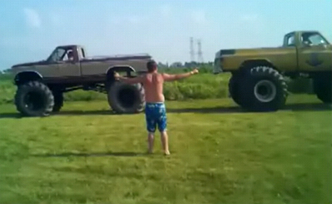 Xem hai quái xế “kéo co” bằng ô tô