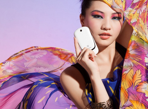 'Bỏng mắt' với hotgirl bên điện thoại di động