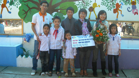 Nữ sinh xây nhà vệ sinh cho trẻ