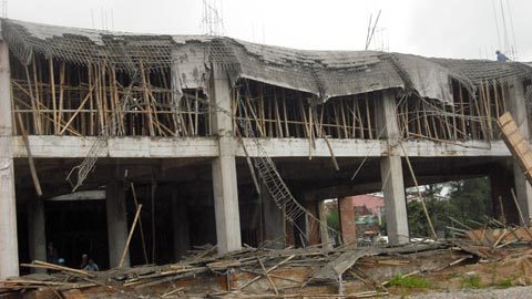 Sập dàn giáo, 2 người bị trọng thương
