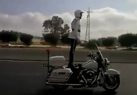 Cảnh sát giao thông đứng buông tay lái xe