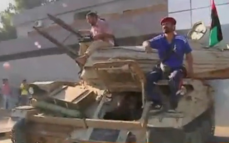Clip quân nổi dậy reo hò tại thủ đô Libya