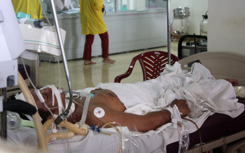 Nguy kịch vì bị một giáo viên xả dao