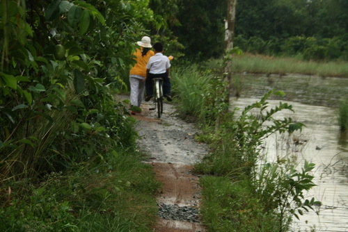 Mẹ nghèo đèo con tật nguyền đến trường