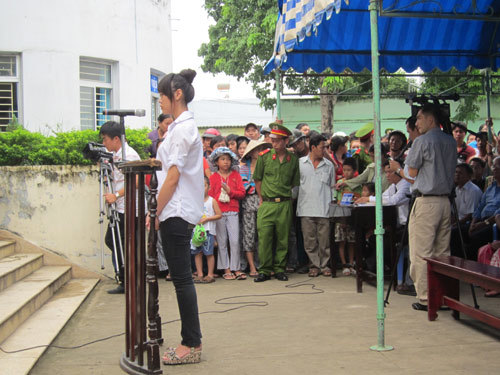 Nước mắt ân hận của nữ sinh tát CSGT