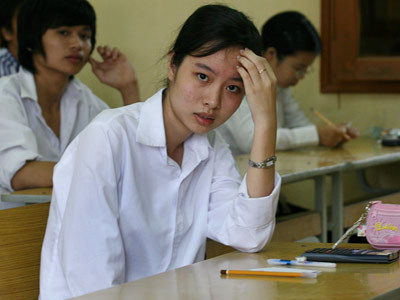 Tung tiền 'câu' thí sinh