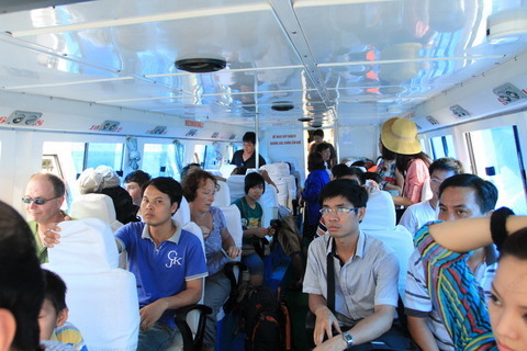 Hí hửng du lịch biển, khách sợ xanh mắt