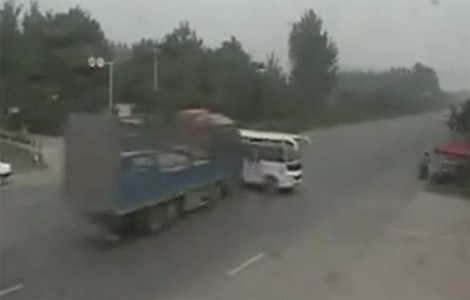 Đâm xe kinh hoàng, văng hành khách khỏi xe