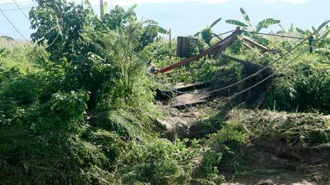 Lũ quét cuốn trôi cầu treo