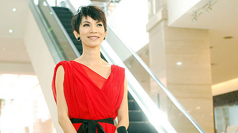 Xuân Lan quyến rũ mạnh mẽ với sắc đỏ