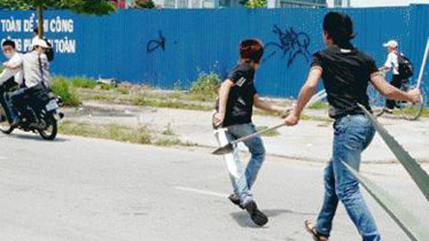 Teen mang dao kiếm đến trường để lấy 