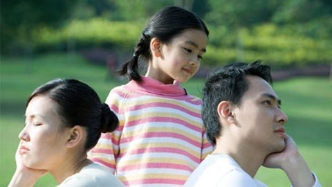 Giành con ở tòa, để lộ bằng chứng ngoại tình của vợ?