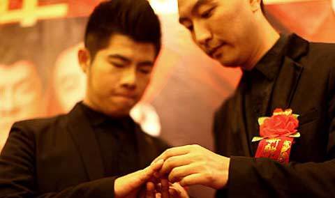 Đám cưới cô độc của cặp đôi đồng tính